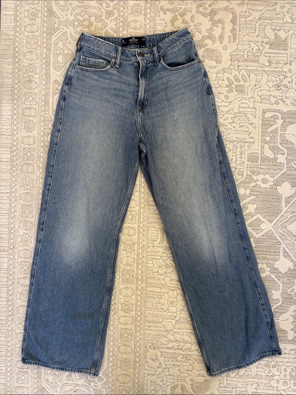 Hollister Ultra High-Rise Baggy Jeans - Light Blue Wash